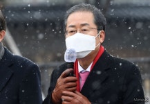 [머니S포토] 청와대 앞에서 발언하는 홍준표 의원