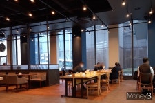 카페 열자 돌아온 카공족… 1시간 제한? 확인 못하죠