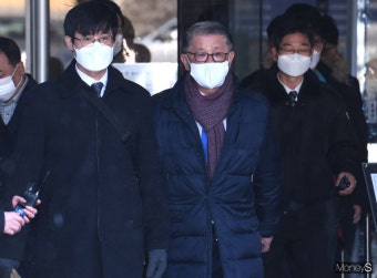 [머니S포토] 법정 나서는 최신원 SK네트웍스 회장