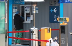 신규확진 396명… 거리두기 2단계 진입(종합)