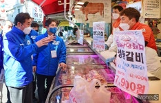 [머니S포토] D-8 재보선, 시장 고충듣는 이낙연