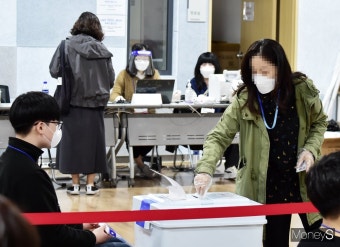 [머니S포토] 재보궐 사전투표 첫날, 거리두기 속 한표 행사