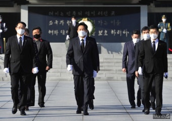 [머니S포토] 오세훈 신임 시장 '현충원 참배'