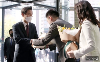 [머니S포토] 잃어버린 10년 찾은 '오세훈' 시청 직원들 환대속에...