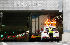 신월-여의 지하도로 개통 첫날부터… 높이 제한 위반 화물차 진입