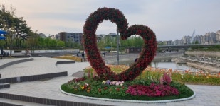 김포 한강중앙공원에 대형 꽃고래 추가 설치…흥미로운 볼거리 제공 큰 호응