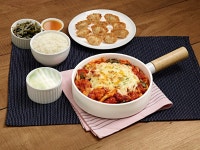 박가부대&치즈닭갈비, 1인 혼닭…닭갈비와 식사, 반찬으로 구성되어 푸짐한 한 끼