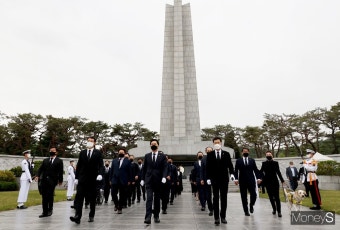 [머니S포토] 현충탑 참배 마친 국민의힘