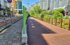 용인시 수지구, 효자초 인근 성복천 진입 경사로 확장…통행불편 해소