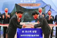 [머니S포토] 상장계약서를 전달 받고 있는 노재석 SK아이이테크놀로지 대표이사
