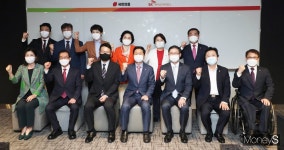 [머니S포토] 백신개발 현장 찾은 국민의힘, SK바사와 함께 주먹 불끈!