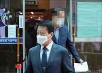 [머니S포토] 법정에서 나오는 문준희 합천군수