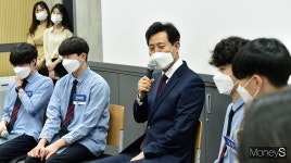 [머니S포토] 2021 첫 의로운 시민 환일고 4人, 격려사 전하는 오세훈 시장