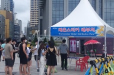 해운대구, 해수욕장 방문객에 체온스티커 배부…37.5℃ 이상이면 색깔 변해