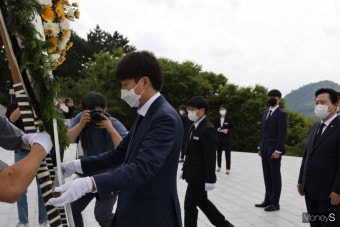 [머니S포토] 3·15민주열사들에 헌화하는 이준석