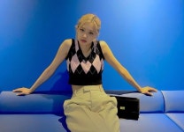 블랙핑크 로제, 감각적인 와이드팬츠룩… 다리가 엄청 길어