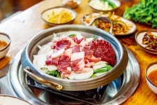 [맛집로드] 함양 ‘지리산 마천 흑돼지촌’에서 깊어가는 가을 정취 ‘맛’보다