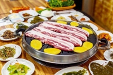[맛집로드] 함양 ‘지리산 마천 흑돼지촌’에서 깊어가는 가을 정취 ‘맛’보다