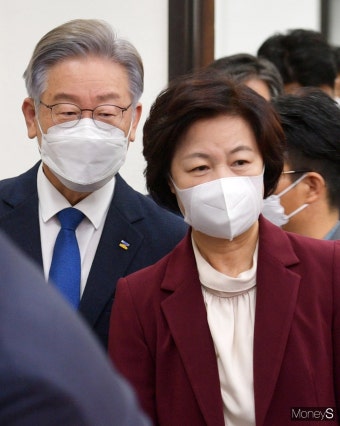 [머니S포토] 與 대통령 후보·당대표·상임고문단 간담회 들어선 이재명과 추미애