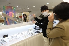 롯데百광주점,프리미엄 안경 전문점 소모스 신규 입점