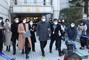 [머니S포토] 영장실질심사 마치고 법정 나서는 곽상도