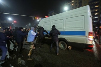 카자흐, 가스값 인상에 시위 격화… 총리·내각 사퇴