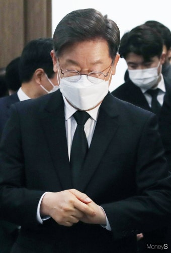 [머니S포토] 냉동창고 화재 순직 소방관 빈소 찾은 이재명, 말없이 유가족 위로