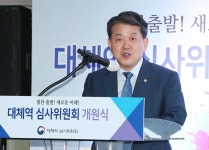 윤석열, 부동시로 군 면제… 검사 임용 땐 정상 김병주, 의혹 제기