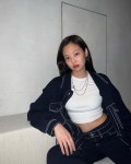 블랙핑크 제니, 촉촉한 레드립 + 데님 셋업…힙한 패션에 섹시 한 스푼
