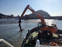해양 청소선 경기청정호, 제부항 앞 암초·해양쓰레기 3t 제거