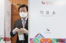 [머니S포토] 사전투표 첫날, 유권자 권리 행사한 박병석 구회의장