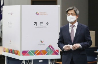 투표 마친 김명수 대법원장, 선관위 사전투표 부실관리 논란엔 '입 꾹'