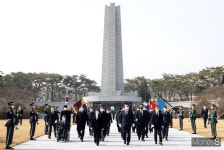 [머니S포토] 현충탑 분향 마친 윤석열 대통령 당선인