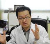 남편만 확진? 부부관계 문제… 전문가 발언, 외신도 지적