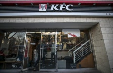 KFC에 무슨 일이… 코로나 인력난에 주 5일제 운영 해프닝