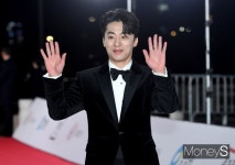 구교환, 웹툰 원작 '부활남' 주인공 된다