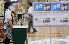 무지개종합화장품코너 | '맛보고 바르고'… 시식코너·화장품 테스트 재개에 들뜬 유통가
