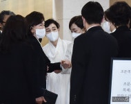 [머니S포토] 구자학 빈소, 유족 위로하는 삼성家 홍라희