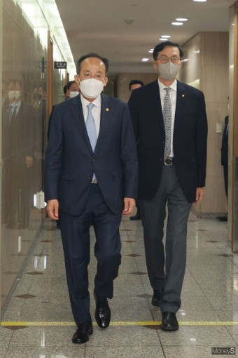 [머니S포토] 첫 조찬 회동하는 추경호 부총리와 이창용 총재