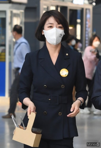[머니S포토] 배현진 '아침에는 모닝커피'
