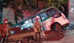 부천 아파트 담벼락 뚫은 마을버스…2명 구조