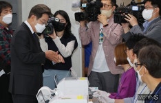 [머니S포토] 사전투표 첫날, 투표소 찾은 이재명