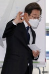 [머니S포토] 사전투표 기표 마친 이재명