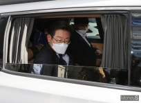 [머니S포토] 사전투표 후 유세현장으로 이동하는 이재명