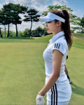 김희정, 스포티한 골프룩도 섹시하게… 탄탄 꿀벅지 자랑