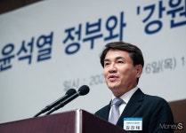 [머니S포토] 축사 전하는 김진태 강원지사 당선인