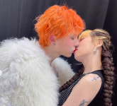 7년차 커플 현아·던, 동화같은 입맞춤 사진 공개