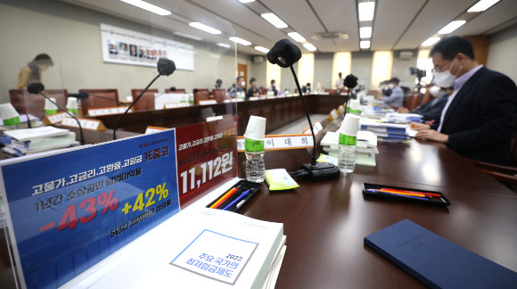 한국 최저임금 2차 수정안, 노사 간 격차 1390원으로 여전히 크다