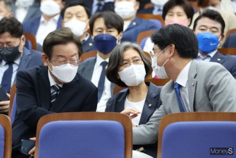 [머니S포토] 당대표 출마 선언한 박용진, 이재명 의원과 대화