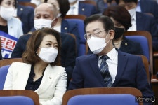 [머니S포토] 민주당 의총, 대화 나누는 '이재명'